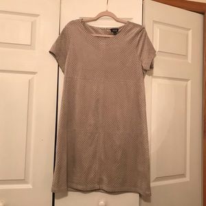 NWOT Women's Faux Suade Drwss